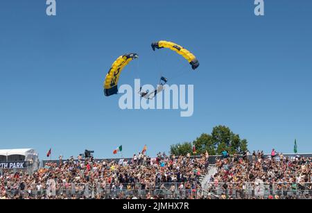 220805-N-XN169-0105 MADISON, Wis Mitglieder des US Navy Fallschirmteams, die Leap Frogs, fliegen während der NOBULL CrossFit Games mit Fallschirmen auf das Feld des Alliant Energy Center. Die Leap Frogs sind in San Diego beheimatet und führen landesweit Luftfallschirmdemonstrationen durch, um Naval Special Warfare und Navy Recruiting zu unterstützen. (USA Navy Photo von Mass Communication Specialist 2. Class Lasheba James/veröffentlicht) Stockfoto