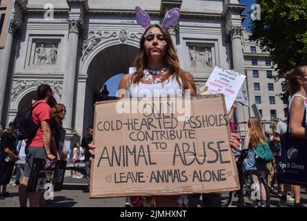 London, Großbritannien. 6.. August 2022. Demonstranten in Marble Arch. Tausende von Menschen marschierten durch das Zentrum Londons, um Tierrechte und Veganismus zu unterstützen, und forderten ein Ende des Artenismus und aller Formen der Tierausbeutung. Kredit: Vuk Valcic/Alamy Live Nachrichten Stockfoto