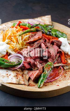 Traditionelles griechisches Rindfleisch-Gyros mit Kohlkarottensalat Stockfoto