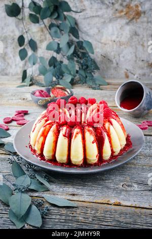 Traditioneller italienischer Budino di Ricotta-Käsekuchen-Pudding mit Schokoladencreme und Himbeer-Belag, der als Nahaufnahme auf einer Desi serviert wird Stockfoto