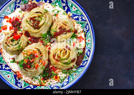 Traditionelles afghanisches Ay khanom, gedämpft mit Hacksteat Stockfoto