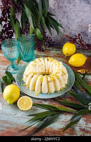 Traditioneller italienischer Budino di Ricotta-Käsepudding mit Rosinen und Zitronencreme, der als Nahaufnahme auf einem Design-Teller serviert wird Stockfoto