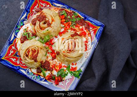 Traditionelles afghanisches Ay khanom, gedämpft mit Hacksteat Stockfoto