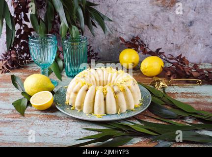 Traditioneller italienischer Budino di Ricotta-Käsepudding mit Rosinen und Zitronencreme, der als Nahaufnahme auf einem Design-Teller serviert wird Stockfoto