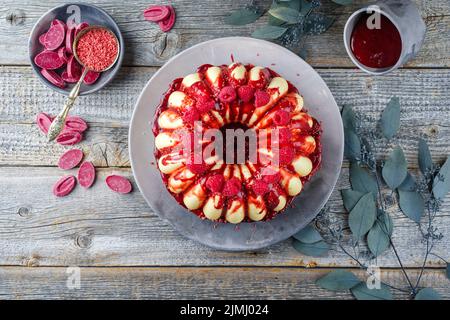 Traditioneller italienischer Budino di Ricotta Käsekuchen-Pudding mit Schokolade crÃ¨me und Himbeer-Belag serviert als Draufsicht auf einem des Stockfoto