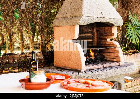 Fleischauswahl in der Nähe des Grills im Freien Stockfoto