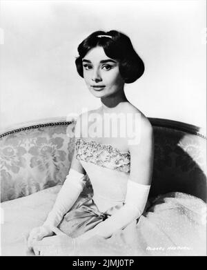 AUDREY HEPBURN Portrait in LOVE IN THE AFTERNOON 1957 Regie BILLY WILDER Drehbuch von Billy Wilder und I.A.L. Diamant-Garderobe für Audrey Hepburn Hubert de Givenchy Billy Wilder Productions / Allied Artists Picturs Stockfoto