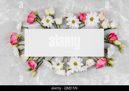 Schöne Frühlingsblumen Komposition mit leerem Rahmen Stockfoto