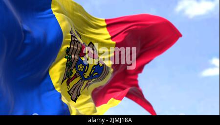 Detail der Nationalflagge der Republik Moldau, die an einem klaren Tag im Wind winkt Stockfoto