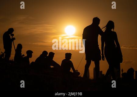 London, Großbritannien. 6.. August 2022. Wetter in Großbritannien: Dramatische Silhouetten bei Sonnenuntergang von der Spitze des Greenwich Parks, da die Hitzetemperaturen der Stadt voraussichtlich Mitte 30s in der nächsten Woche eintreffen werden, nachdem Südengland den trockensten Juli seit Beginn der Rekorde im Jahr 1836 erlebt hat, wobei London nur acht Prozent seiner durchschnittlichen Niederschläge verzeichnete. Kredit: Guy Corbishley/Alamy Live Nachrichten Stockfoto