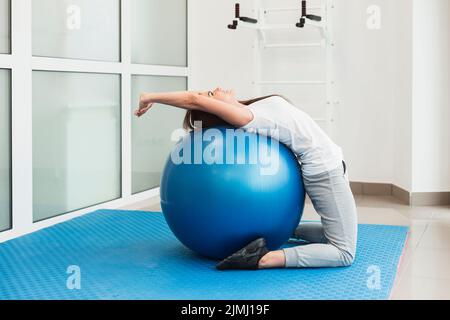 Weibliche Patientin mit Gymnastikball Stockfoto