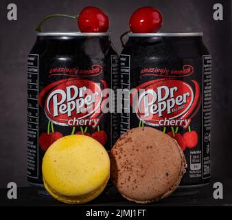 KIEW, UKRAINE - 7. August 2022 Arzt Pfeffer mit Kirschen und Makronen trinken Stockfoto