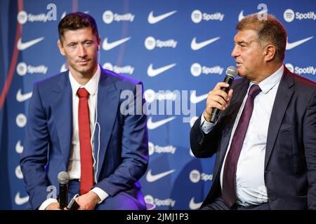 Joan Laporta während der Präsentation von Robert Lewandowski, neuer Spieler des FC Barcelona, am 5. August 2022 im Spotify Camp Nou Stadium in Barcelona, Spanien - Foto: Xavi Bonilla/DPPI/LiveMedia Stockfoto