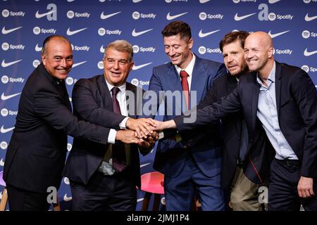 Rafa Yuste, Joan Laporta, Mateu Alemany während der Präsentation von Robert Lewandowski, neuer Spieler des FC Barcelona am 5. August 2022 im Spotify Camp Nou Stadium in Barcelona, Spanien - Foto: Xavi Bonilla/DPPI/LiveMedia Stockfoto