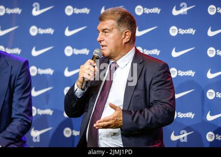 Joan Laporta während der Präsentation von Robert Lewandowski, neuer Spieler des FC Barcelona, am 5. August 2022 im Spotify Camp Nou Stadium in Barcelona, Spanien - Foto: Xavi Bonilla/DPPI/LiveMedia Stockfoto