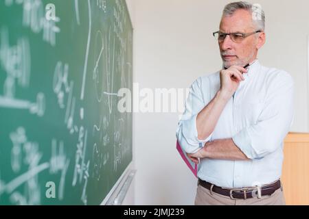 Gealtertes schwarzes Brett für Mathematiklehrer und Denkansätze Stockfoto