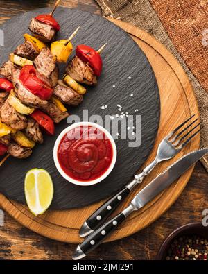 Draufsicht köstlicher Kebab Schiefer mit Ketchup Besteck Stockfoto