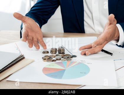 Nahaufnahme Mann mit Münzen Statistiken Stockfoto