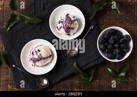 Von oben aus hausgemachtes Eis mit Heidelbeeren Stockfoto