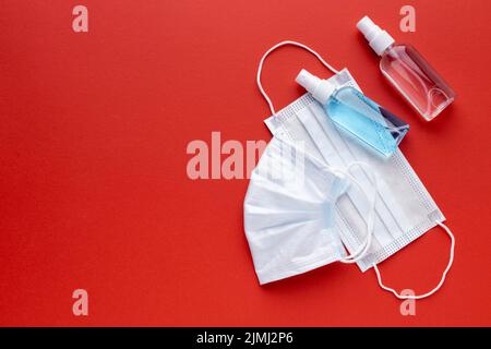 Medizinische Masken von oben mit Kopieplatz für Händedesinfektionsmittel Stockfoto