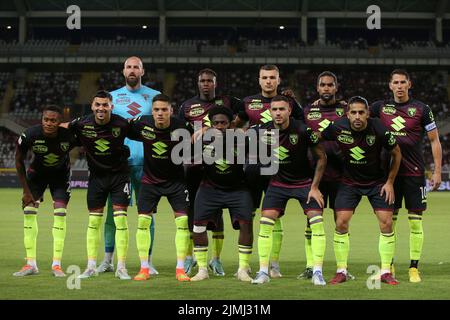 Turin, Italien, 6.. August 2022. Der FC Turin, der elf startet, stellt sich vor dem Anpfiff für ein Teamfoto vor, in der hinteren Reihe ( L bis R ); Vanja Milinkovic-Savic, Wilfried Singo, Alessandro Buongiorno, Djidji Koffi und Sasa Lukic, erste Reihe ( L bis R ); Demba Seck, Nemanja Radonjic, Samuele Ricci, Ola Ain, Antonio Sanabria und Ricardo Rodriguez beim Coppa Italia-Spiel im Stadio Grande Torino, Turin. Bildnachweis sollte lauten: Jonathan Moscrop / Sportimage Kredit: Sportimage/Alamy Live News Stockfoto