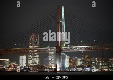 Yokohama Bay Bridge und Yokohama Minato Mirai mit Blick auf die Nacht Stockfoto