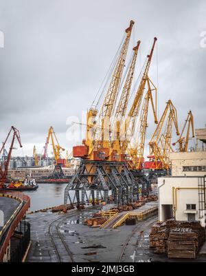 Odessa, Ukraine. 10. September 2018. Containerkrane im Marine Industrial Commercial Port. Zum ersten Mal seit Beginn des russischen Angriffskrieges gegen die Ukraine hat ein Getreideschiff den Hafen von Odessa verlassen. Dadurch sollen Millionen Tonnen Getreide wieder für den Weltmarkt verfügbar gemacht werden. Vor dem russischen Angriffskrieg war die Ukraine einer der wichtigsten Getreideexporteure der Welt. Für sie geht es um Milliarden an Einnahmen aus dem Verkauf von Weizen und Mais, unter anderem von Rohstoffen. (Bild: © Mykhaylo Palinchak/SOPA Images via ZUMA Press Wire) Stockfoto