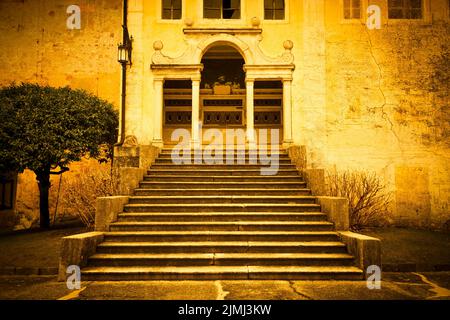 Geheimnisvolle alte Kapelle mit Treppenperspektive Stockfoto