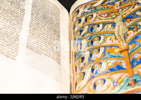 Antikes Manuskriptblatt aus Dante Divine Comedy. Stockfoto