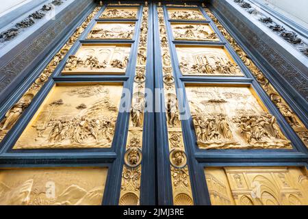 Florence Gate of Paradise: Alte Haupttür des Baptisteriastes von Florenz - Battistero di San Giovanni - befindet sich vor der Katze Stockfoto