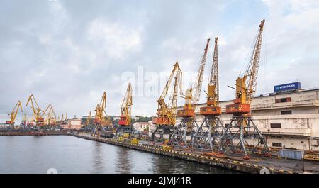 Odessa, Ukraine. 10. September 2018. Gesamtansicht der Ladekrane am Hafen von Odessa. Zum ersten Mal seit Beginn des russischen Angriffskrieges gegen die Ukraine hat ein Getreideschiff den Hafen von Odessa verlassen. Dadurch sollen Millionen Tonnen Getreide wieder für den Weltmarkt verfügbar gemacht werden. Vor dem russischen Angriffskrieg war die Ukraine einer der wichtigsten Getreideexporteure der Welt. Für sie geht es um Milliarden an Einnahmen aus dem Verkauf von Weizen und Mais, unter anderem von Rohstoffen. (Bild: © Mykhaylo Palinchak/SOPA Images via ZUMA Press Wire) Stockfoto