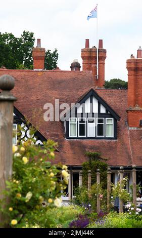 Petwood Hotel Detail mit RAF Flagge fliegen & Klettern Rosen Stockfoto