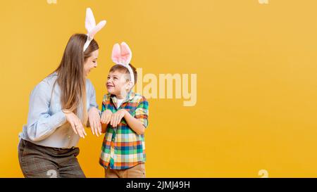 Mutter Sohn imitiert Kaninchen mit Kopierraum Stockfoto