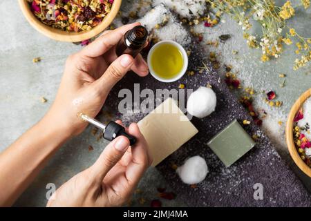 Frau, die verschiedene Hautpflegeprodukte verwendet Stockfoto