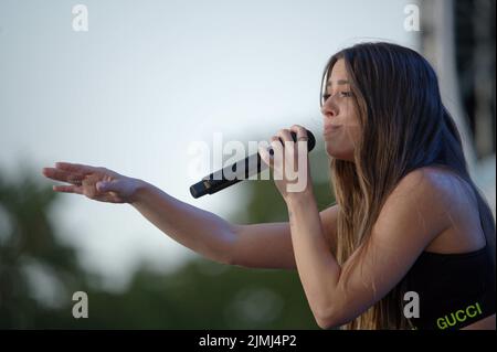 Bonn, Deutschland. 06. August 2022. Sängerin Vanessa Mai ist Backstage beim Schlagerevent 'Lieblingslieder' in der Rheinaue in Bonn. Quelle: Henning Kaiser/dpa/Alamy Live News Stockfoto