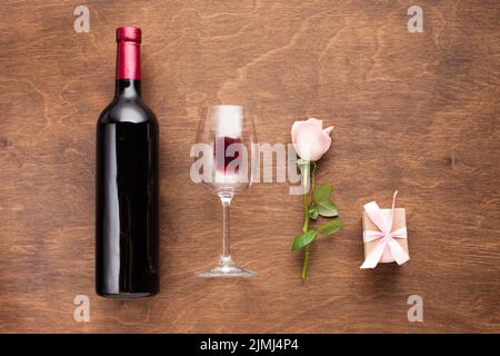 Flaches Lay romantische Arrangement mit Wein Stockfoto