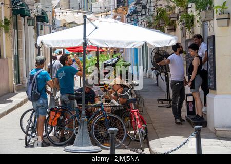 Ein Café im Freien gefüllt will Touristen und Einheimische. Havanna, Kuba. Stockfoto