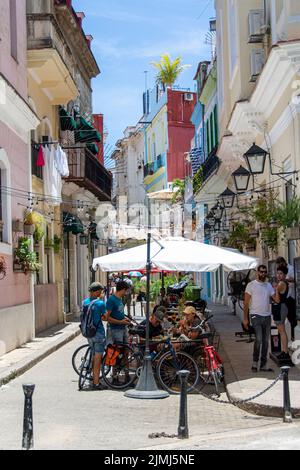 Ein Café im Freien gefüllt will Touristen und Einheimische. Havanna, Kuba. Stockfoto