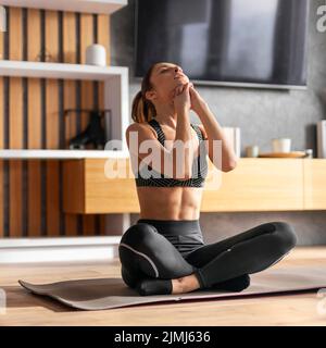 Frau Yogamatte voller Schuss Stockfoto