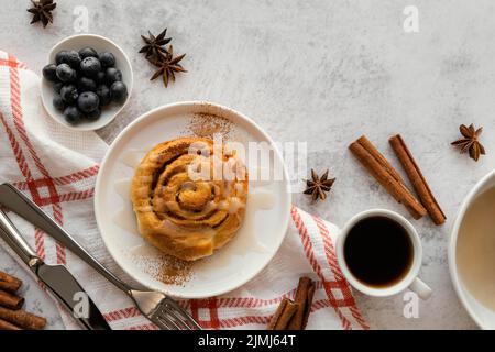 Draufsicht Zimtrollen Heidelbeeren Stockfoto