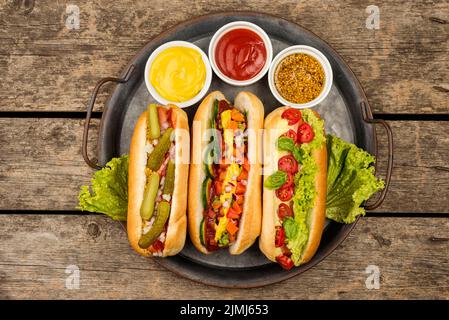 Hot Dogs von oben mit Soßenplatte Stockfoto