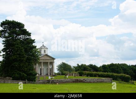 St. Helen's Church Saxby mit Schottenkiefer und ha-ha Stockfoto