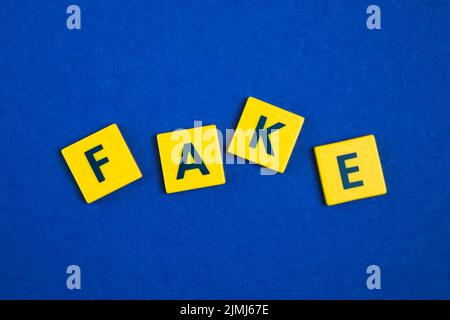 Gefälschte Wörter gelbe Kacheln Stockfoto