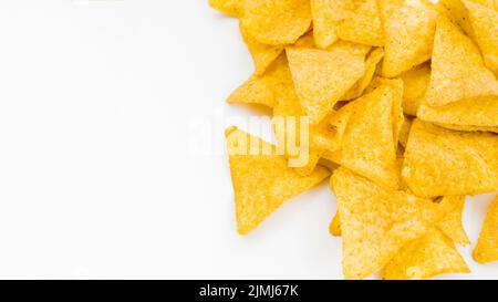 Haufen Nachos weißen Hintergrund Stockfoto