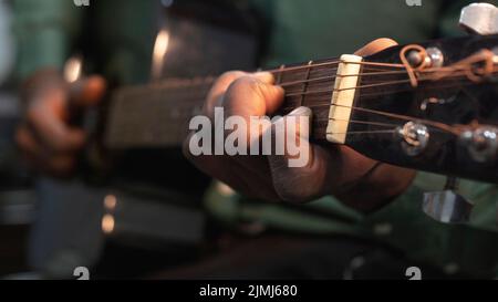 Mann, der Musik spielt, internationaler Jazztag Stockfoto