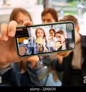 Gruppenfreunde nehmen Selfie zusammen, während sie Fast Food essen Stockfoto