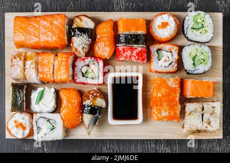 Traditionelles japanisches Sushi-Arrangement Stockfoto