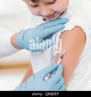 Nahaufnahme Junge bekommt Impfstoff Stockfoto