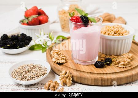 Hochwinkeljoghurt-Glas mit Früchten Stockfoto