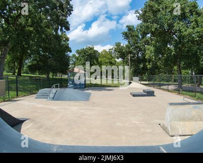 Blick auf den Wallace Park Skatepark in Paola Kansas. Auf den Miami County Fairgrounds befindet sich dieser lustige kleine Platz mit blauen Metallrampen. Stockfoto